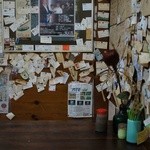 思いつきの店 - 店内は壁に名刺がいっぱい。