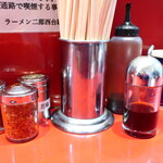 ラーメン二郎 - 卓上調味料