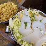 クローニン - イカも大きくて多いのが嬉しい〜♪ 麺は別皿がマスト