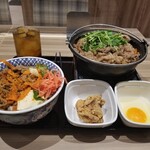 吉野家 - 左:牛すき丼(大盛)/右:単品牛すき鍋(肉2倍盛)