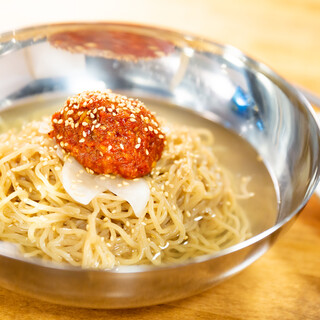 当店名物の「特製黒冷麺」