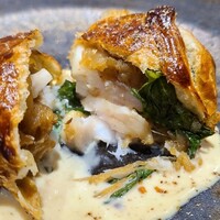 馳走西健一 - ⑦太刀魚(静岡県焼津産、活〆)と飴色に炒めた玉葱を大葉でくるんだパイ包み焼き
                    太刀魚の軟らかさと旨みが際立つ、玉葱の甘み、大葉香り、足し算ですが調和が取れてます