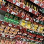 ボンゴバザール - 見てるだけで楽しいヌードルやスナック菓子。