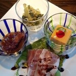 醪音 - 左から、やりいかの沖漬け、ふきじゃこ、うにたま豆腐、生ハム四種盛り～♪(^o^)丿