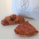 MAISON KAYSER Cafe - クロワッサン（216円税込）と、 ショソンオポム（アップルパイ）（303円税込）。