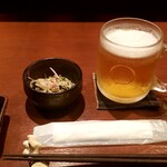 手打ちそばバル 蕎麦人 - お通し、おしぼり、生ビール