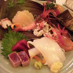 松乃井 - 刺し盛り（2,200円、いか、たこ、まぐろ、あぶりまぐろ、平貝、げそ、カツオ、はも、しまえび、鯛のこぶじめ、げそ）