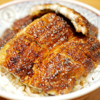 炭焼 うな富士 有楽町店 - タレを纏った均一に輝くような焼き色