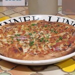 トリワイン ＰＩＫＯＳＨＨＨＵ - ポテサラとアンチョビと玉ねぎのピザ