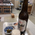 手打そば 吉田家 - 瓶ビール、つき出し