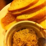 やきとんひなた - もう少しキレイにパテを器に入れてくれたらなァ～…。