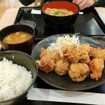 九州 鳥若丸 - 唐揚げ三種盛り。奥は親子丼。