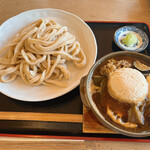 本手打ちうどん庄司 - 上に乗っているのは、大豆をすりつぶしたもの。混ぜながら食べます。