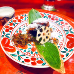 草喰 なかひがし - ✽ 鯉を串焼きにして、雪のように見えるのは、まぶした氷餅です。