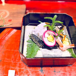 草喰 なかひがし - ✽ 一富士二鷹三茄子　鷹がいないと思ったら富士のてっぺんにちょこんと赤いものが… 鷹の爪でした。
      揚げたくわい、黒川茸、結び切りの紅白なます、蕪のブルーチーズ、鮎などなど