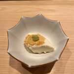 鮨結う翼 - 嶺岡豆腐。牛乳と生クリーム、とうもろこしの粉を葛粉で固めるねっとり甘いお豆腐です。