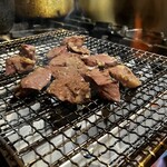 Grilled beef heart with salt and garlic