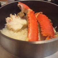 かに道楽 横浜店 - 釜飯の蓋をあけた全景＾＾太い蟹の足と身がご飯にも、風味はむろん蟹の香りが優しく包んでくれます。それで美味しさが数倍ＵＰするから不思議＾＾蟹の香りは魔法の香り(^_-)-☆
                