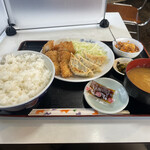 Miyoshi ya - 日替わりランチ（イカフライ、餃子、麻婆豆腐（小鉢）＋ご飯大盛り 650円＋60円