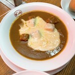 欧風カレー ボンディ - チーズがトッピングされています