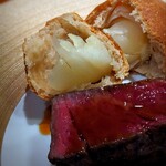 蒼 - これもこの季節のお楽しみ、雉子谷さんの百合根「月光」。甘みを引きだすためにパンで包んで蒸し焼き。めちやくちゃねっとり甘い。パンごと食べれば世界一の白あんパンですが、今回は中身だけ贅沢に頂きました。