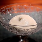 蒼 - 新玉葱のムースにフルーツトマトジュレを添えて。鋼の包丁で繊維に沿ってスライス、紙に挟んで一晩。そこから炒めてムースに。3年前に蒼さんとの衝撃の出逢いを決定づけた一品。