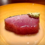 蒼 - 佐渡・神経〆メジ鮪を、レモングラスと藁で燻し、お米と中国甘酒のソースを合わせた大好きな一皿。いつも最高。ソース舐めたい。グラデーションが美しい。