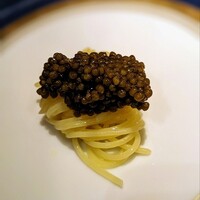 蒼 - 銚子一山いけすで海水を通した蛤出汁を吸わせた、冷製フェデリーニ。これだけでもメチャクチャ美味しいのにオシェトラキャビアを贅沢に載せている。質の良く無いキャビアだと塩気にやられてしまうけれど、流石濃厚な魚卵の味わいでした。