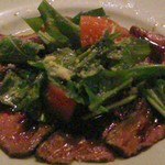 麦酔亭 - ローストビーフのバルサミコソース、ルッコラとトマト乗せ(840円)