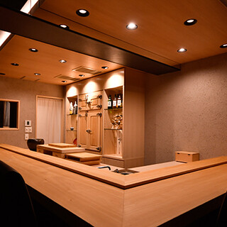 라이브감이 있는 카운터석이나 개인실을 완비한 일본식 모던 공간