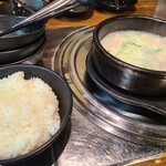 Yopu No Ou Buta Shio Yaki - 名前忘れましたが豚系のクッパ。スープとご飯別々に出て来ます。そのままだとほぼ無味でしたが、コチュジャンや干しエビでお好みの味付に調整できます。