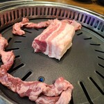 ヨプの王豚塩焼 熟成肉専門店 - サムギョプサル(中央)とハラミ