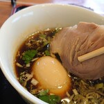 食煅 もみじ - つゆの中から大きなチャーシューが出現