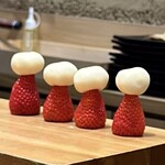 鮨旬美西川 - イチゴに帽子かわいい