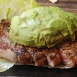 もつ焼 まるい - 仔牛のステーキ・アボカド