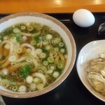 ちよ志手打うどん - うどん中、ごぼうと蓮根かき揚げ、生玉子、おにぎり