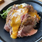 神田の肉バルRUMP CAP - 今日の一枚。ローストビーフ丼の黄身をグジュドロっとしたところ。