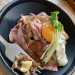 神田の肉バルRUMP CAP - 連れのお肉を分けてもらい、卓上マスタードで楽しむ。ジュワッとお肉の味にナイスマスタード^_^