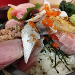 海鮮丼専門店 たろうまる - 【海鮮丼並】【魚増し】の下の酢飯大盛り450ｇ