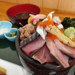 海鮮丼専門店 たろうまる - 2023年1/24の【海鮮丼(並)税込1000円】に【魚増し税込400円】に【酢飯大盛り税込200円】で1600円は安い！