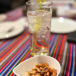 南米ペルー料理 Misky - ◯ラムトニック…ペルー産ラム酒とトニックで割ったもの。少し甘くて飲みやすい♪
◯カンチャ・セラナ…お通し。大きなコーンを揚げたベルー版ポップコーン！