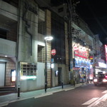 バースカーレット - 店舗は、ヨークスビルB1、写真左端の階段を下りる