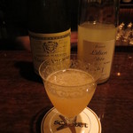 バースカーレット - 高級白ワインをベースにした百合リキュール「リリアンリケール」のカクテル