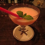 バースカーレット - 生ライチ3個利用のカクテル、グレナデンシロップで色、軽くフローズンに。生ライチは珍しい！香りが良い