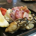 てっ平 - 牡蠣とベーコンの炒めもの