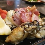 てっ平 - 牡蠣とベーコンの炒めもの　アップ