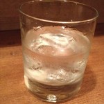 ゴーストスープ - ボンベイ・サファイア・ジン（ロック）　なみなみ入って500円