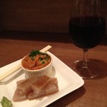 ゴーストスープ - グラス赤ワイン(500円)、この日の付き出しは刺身こんにゃく