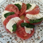 ドン・キホーテ - インサラータ・カプレーゼ（スイスモッツァレラチーズ、トマト、バジルをオリーブオイルでサラダ）