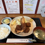 Tonkatsu Katsuichi - ミックスフライ定食１６００円。ご飯、キャベツ、少なめで注文しました。それらがとても美味しくて、後悔。。。キャベツの美味しさは、是非、秘密を知りたいと思います。